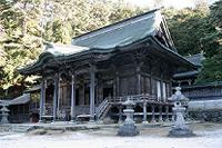 金華山黄金山神社拝殿前