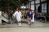 神輿が運ばれる
