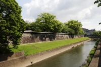 堀の外周を歩く