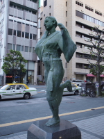 おてもやん像前