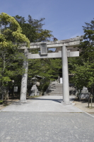 楼門前の鳥居