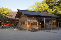 夕陽に照らされる仮の拝殿