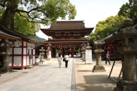 境内を拝殿へ向う