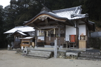 拝殿の屋根、境内にも雪
